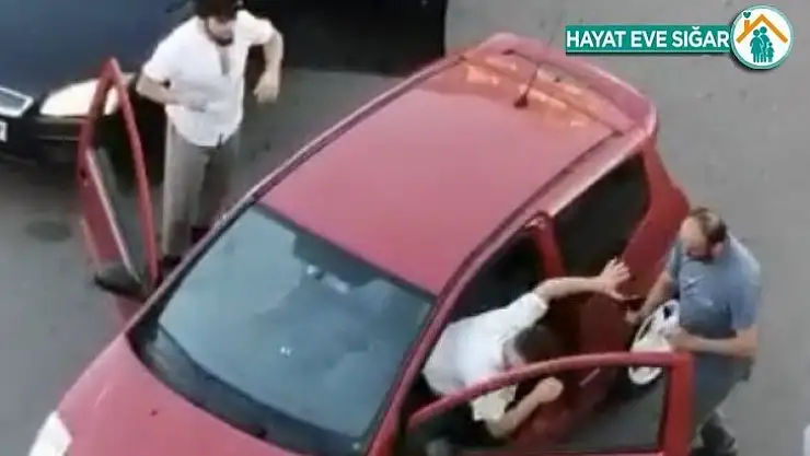 Yol verme kavgasında tartıştığı vatandaşları silahla tehdit etti