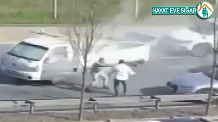 Yol verme kavgasında yangın tüpünü üzerine boşalttı