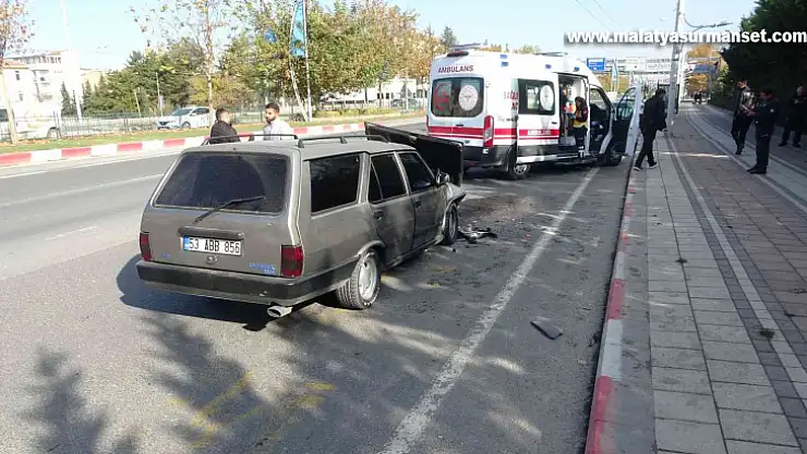 Yolcu indiren otomobile başka bir otomobil çarptı: 4 yaralı