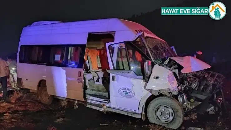 Yolcu minibüsü ile traktör çarpıştı: 8 yaralı