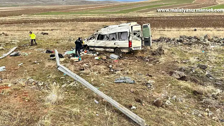 Yolcu minibüsü şarampole uçtu: 2 ölü, 7 yaralı