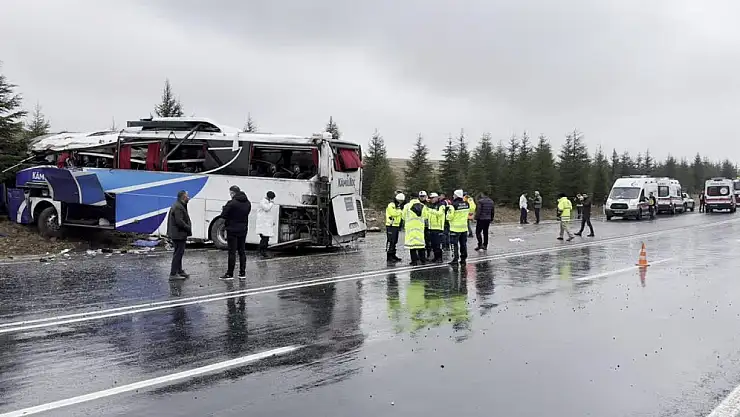 Yolcu Otobüsü Devrildi 1 Ölü 30 Yaralı