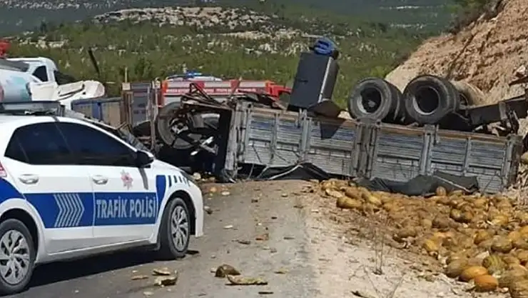 Yolcu Otobüsü İle Kavun Yüklü Kamyon Çarpıştı! 3 Ölü 7 Yaralı