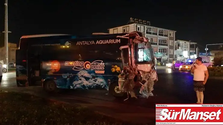 Yolcu otobüsü ile tur otobüsü çarpıştı: 4'ü turist 13 yaralı