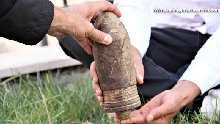 Yolda yürürken ayaklarına takılan cismi ne olduğunu araştırıyorlar