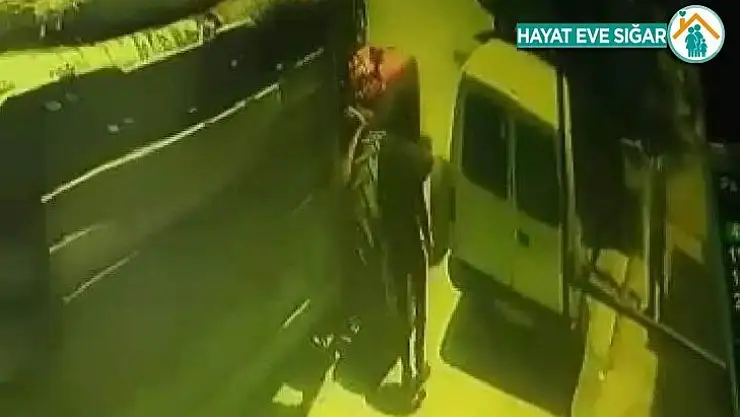 Yolda yürürken iki aracın arasına sıkıştı, ölümden döndü