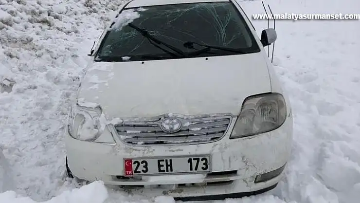 Yoldan çıkan otomobil kara saplandı: 3 yaralı