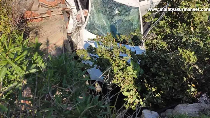Yoldan çıkan otomobil sundurmanın üzerine düştü: 1'i ağır 2 yaralı