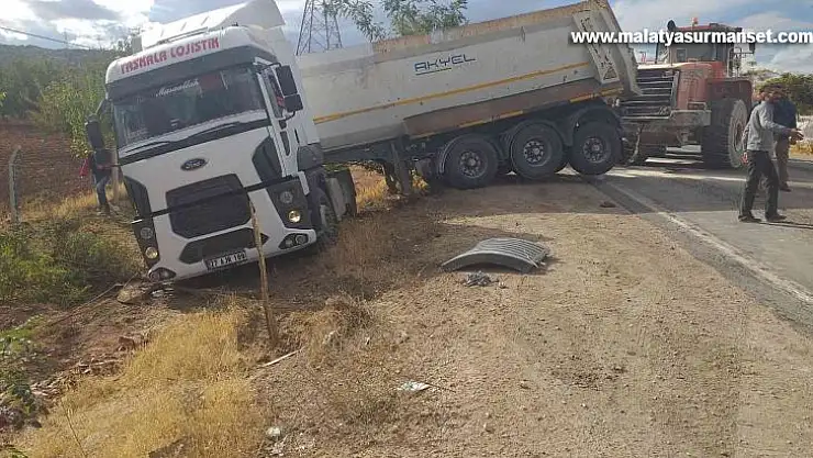 Yoldan çıkan tır vinç yardımıyla çıkarıldı