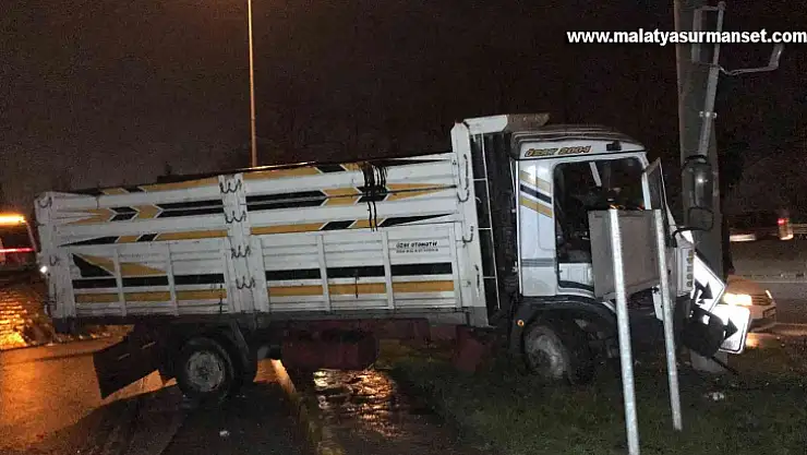 Yön tabelasının direğine çarptı: 2 yaralı