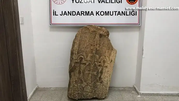 Yozgat'ta haç işlemeli mezar taşı ve tarihi İncil ele geçirildi