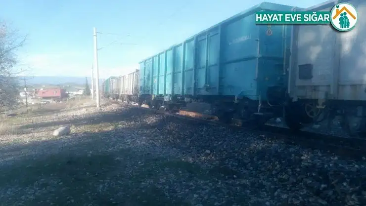 Yük treni hemzemin geçitte traktöre çarptı: 1 ölü