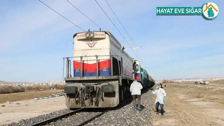 Yük treninin çarptığı genç hayatını kaybetti