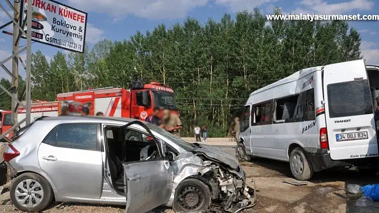 Yüksekova'da trafik kazası: 9 yaralı