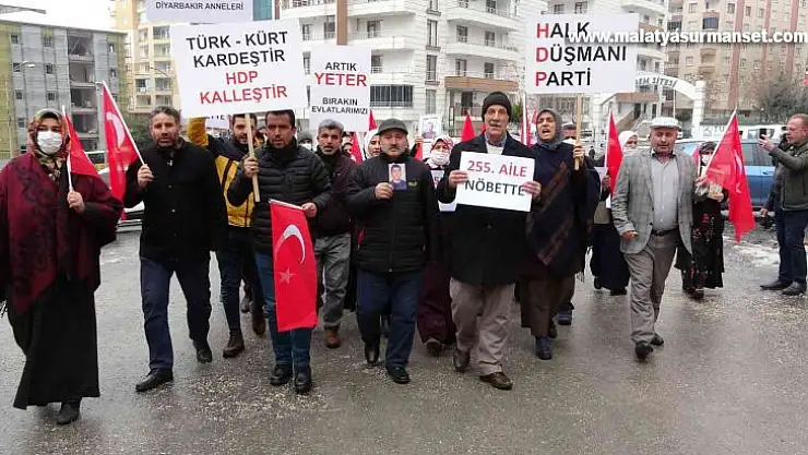 Yunanistan'da kaçırılan oğlu için evlat nöbetine katıldı