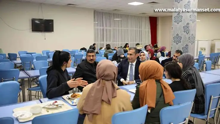 Yurtta kalan öğrenciler moral buldu