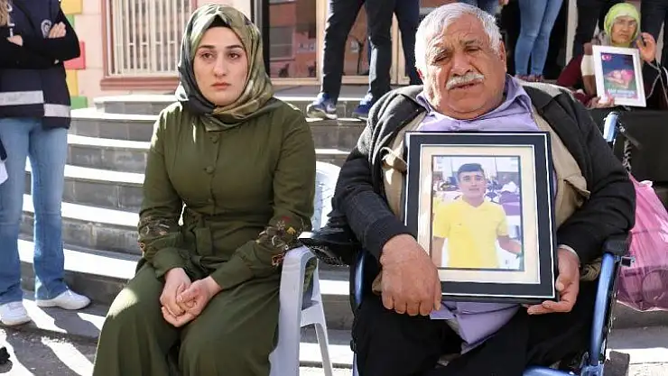 Yürüme engelli baba teröristlerin kaçırdığı evladı için HDP önünde eyleme başladı