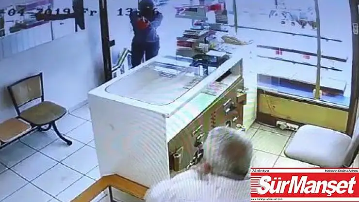 Yüzlerinde maske ellerinde silahla kuyumcuyu soymaya kalktılar