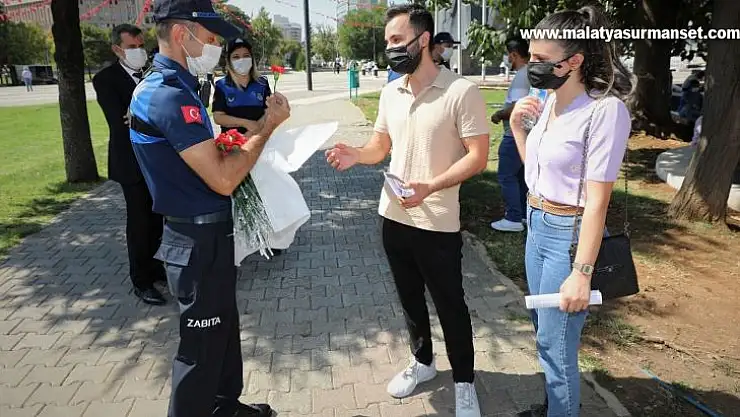 Zabıta ekipleri, vatandaşlara karanfil armağan etti