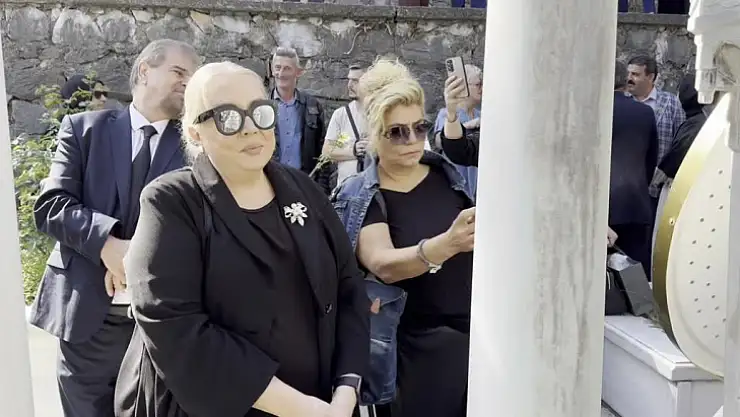 Zeki Müren vefatının 28'inci yılında mezarı başında anıldı