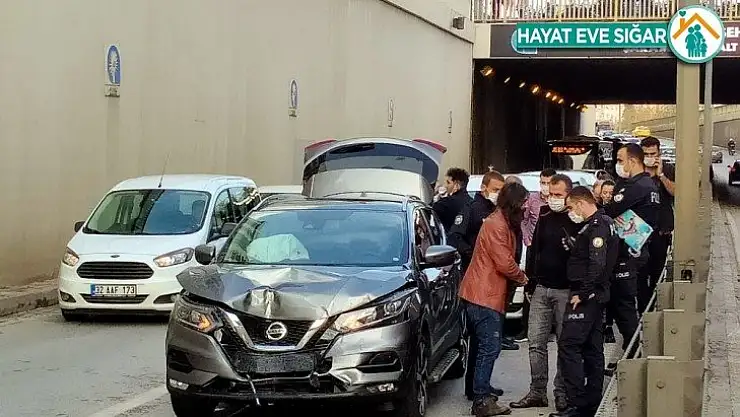 Zincirleme kazada sivil polis aracı yandı