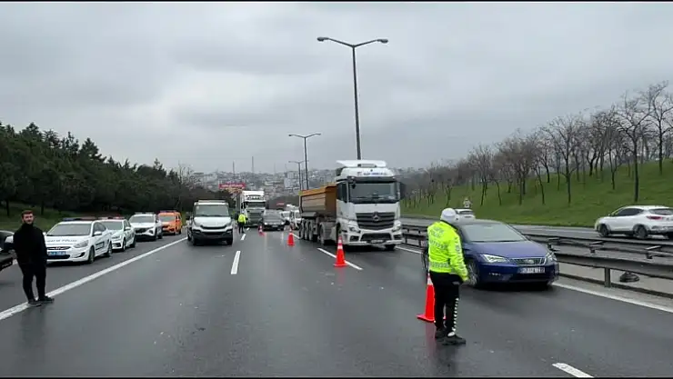 Zincirleme Trafik Kazasında 2 Kişi Öldü 4 Kişi Yaralandı