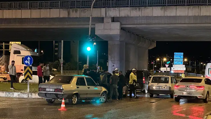 Zincirleme Trafik Kazasında 3 Kişi Yaralandı