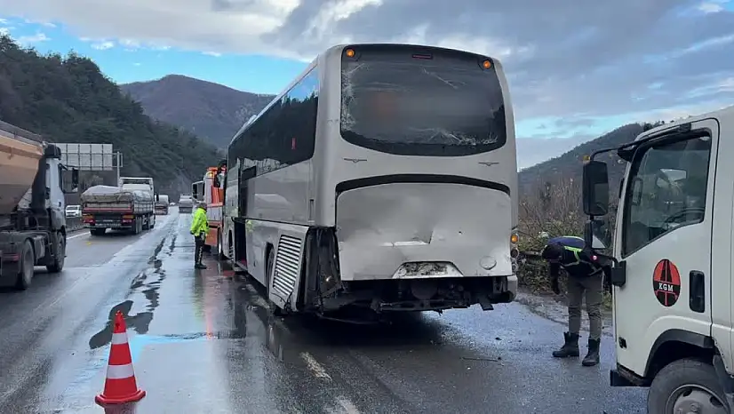 6 Aracın Karıştığı Trafik Kazasında 15 Kişi Yaralandı