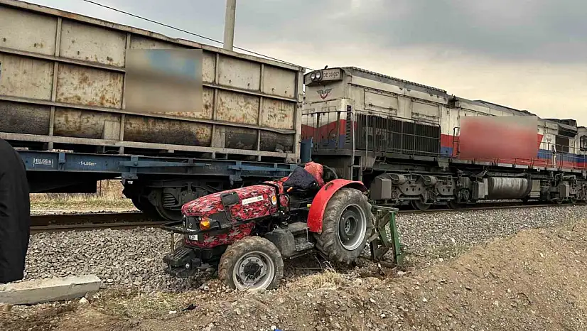 Raylardan Geçmeye Çalışan Traktöre Tren Çarptı: 1 Yaralı