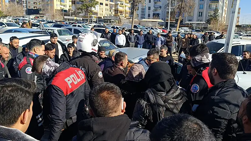 Adliye önünde boşanma kavgası: 2 yaralı