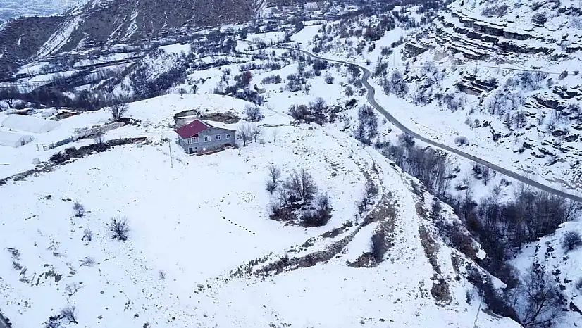 Beyaza bürünen 2 bin rakımdaki mahalleler havadan görüntülendi