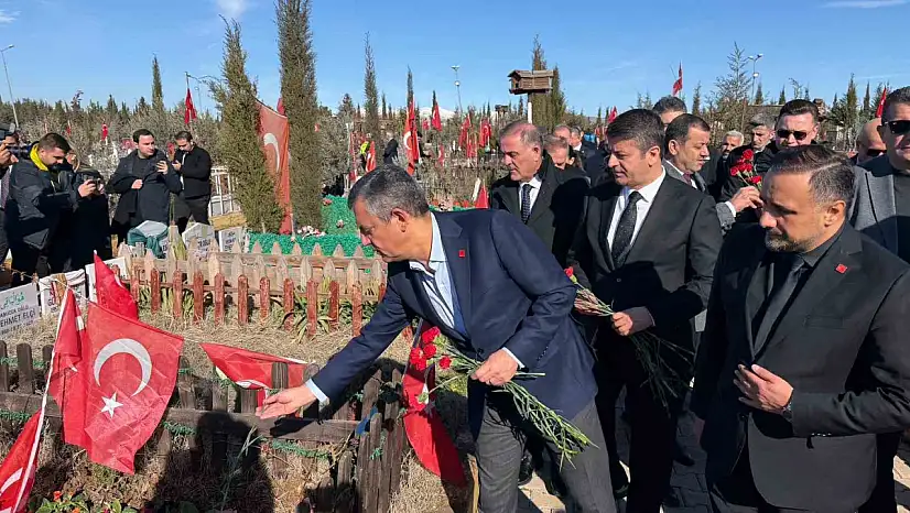 CHP Genel Başkanı Özgür Özel deprem şehitliğini ziyaret etti