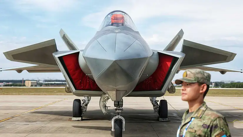 Çin, J-20 şok uçaklarını sergiledi