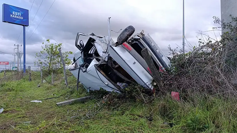 Ciple çarpışan otomobil hurdaya döndü: 1'i ağır 2 yaralı