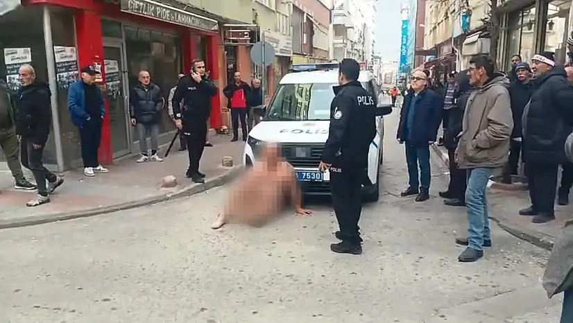 Çırılçıplak Caddede Dolaşan Adam Gözaltına Alındı