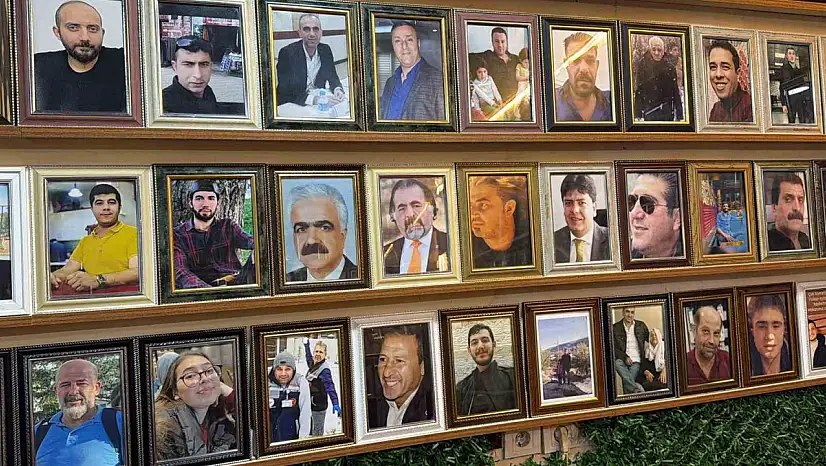 Deprem şehitlerinin fotoğrafları 3 yıldır çay ocağının duvarında asılı
