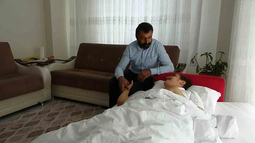 Depremde dili boğazına kaçan Muhammed'in yaşam mücadelesi sürüyor