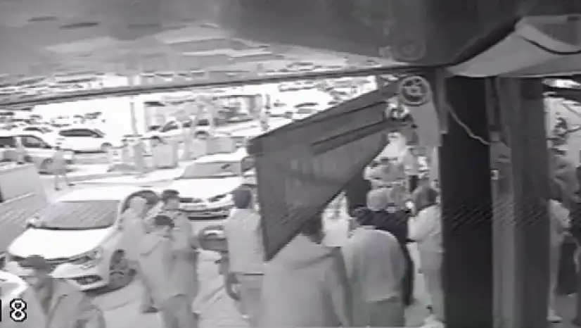 Genç kızlara el-kol hareketi yumruklu kavgayla sona erdi