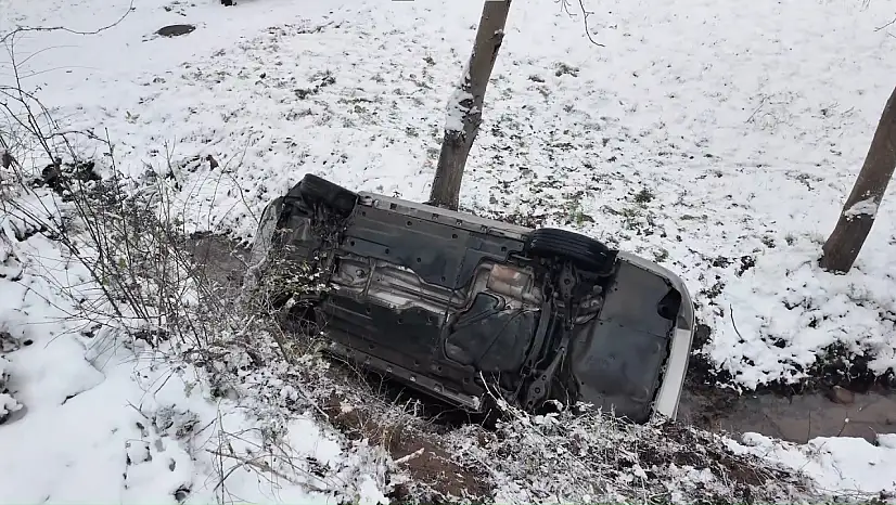 Hakimiyetini kaybeden otomobil dereye uçtu: 3 yaralı