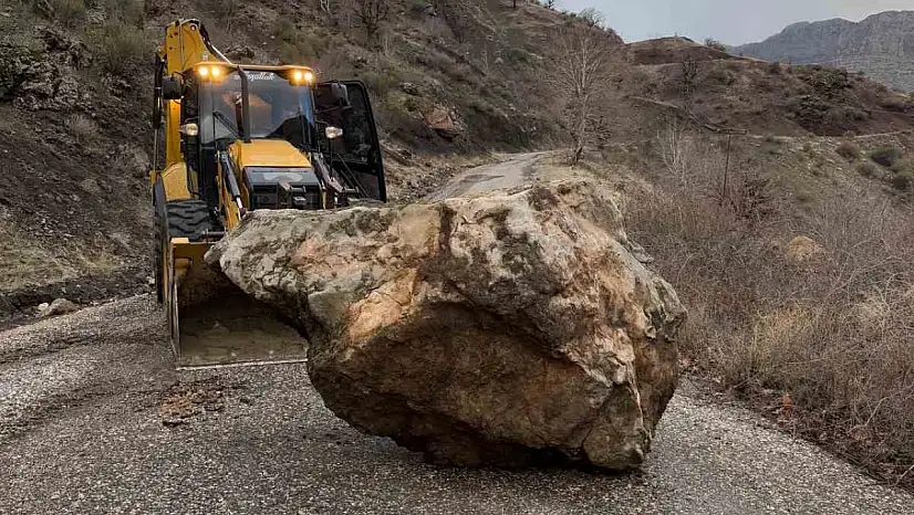Heyelan nedeniyle kapanan köy yolu yeniden ulaşıma açıldı