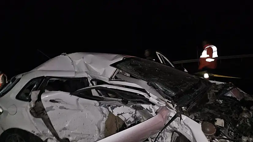 İki Otomobil Çarpıştı 1 Ölü 2 Yaralı