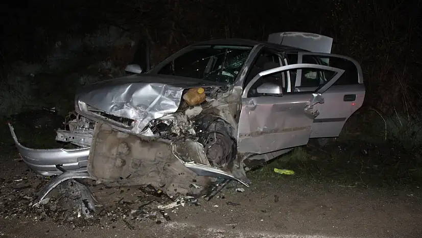 İki Otomobil Kafa Kafaya Çarpıştı 8 Yaralı