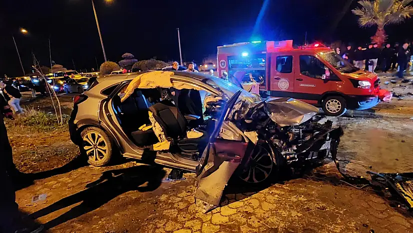 İki Otomobil Kafa Kafaya Çarpıştı, 3 Ağır Yaralı