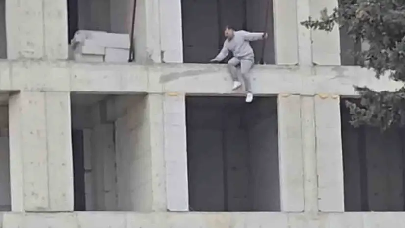 İnşaata çıkıp atlamak isteyen kişi ikna edildi