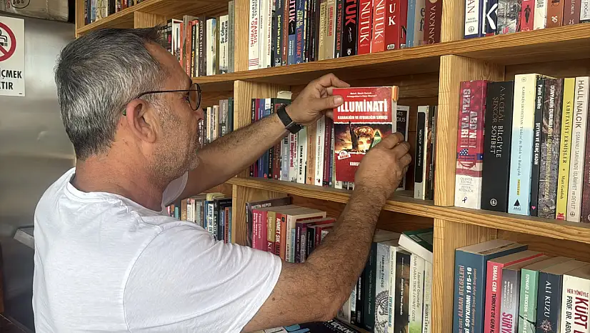 İşlettiği büfede 800 eserlik kütüphane kurdu