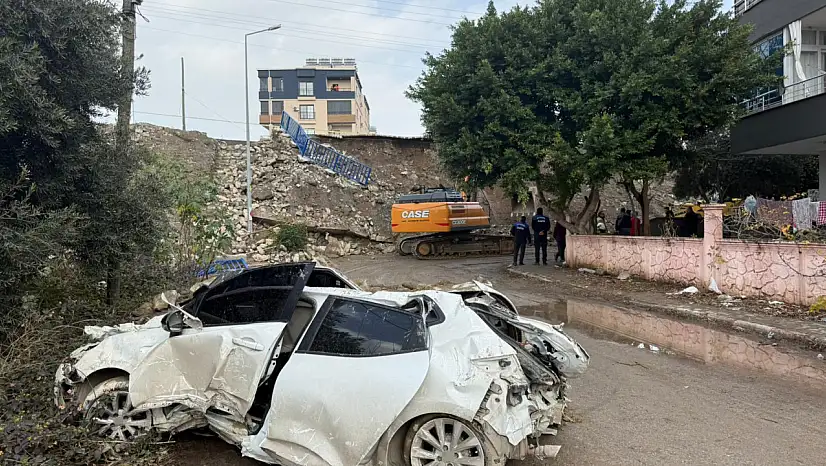 İstinat duvarının altında kalan araçlar demir yığını haline geldi