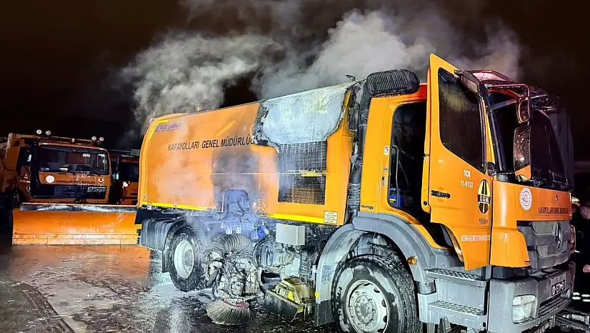 Karayolları'na ait kamyon alevlere teslim oldu