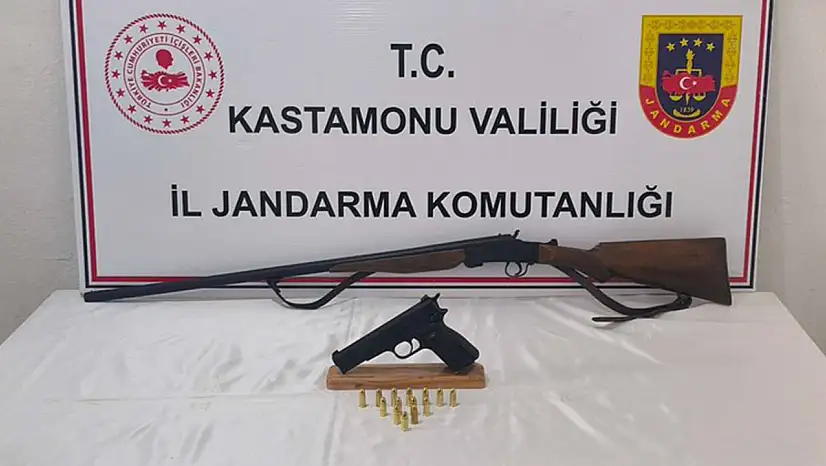 Kastamonu'da iki şüpheliden ruhsatsız tabanca ve av tüfeği çıktı