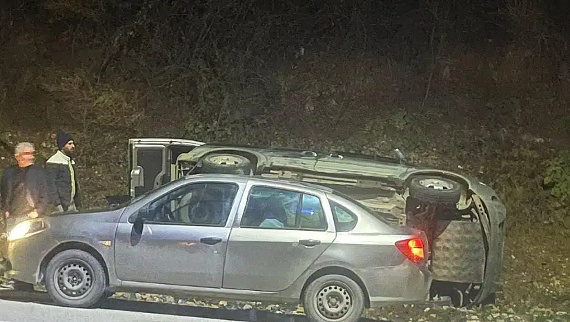 Kayganlaşan yolda otomobil devrildi