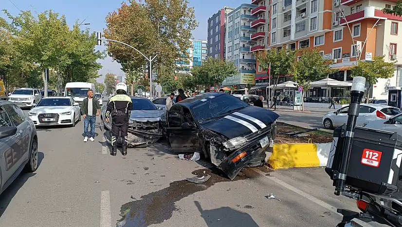 Kontrolden Çıkan Otomobil Orta Refüje Çıktı